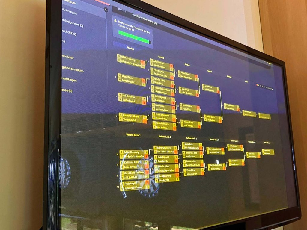 Lukas Klevermann gewinnt den ersten Volksbank-Steeldarts-Cup in Schermbeck und präsentiert den Siegerpokal in der Selecao-Halle.