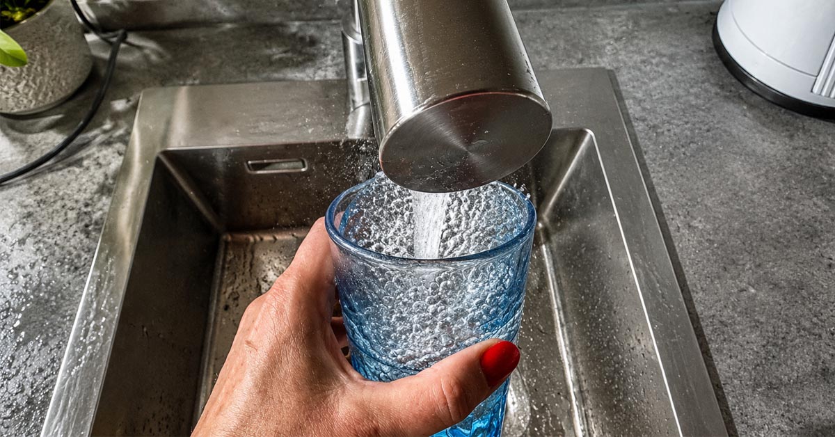 Trinkwasser aus einem Wasserhahn als Symbolbild für steigende Wasserpreise in Teilen von Schermbeck