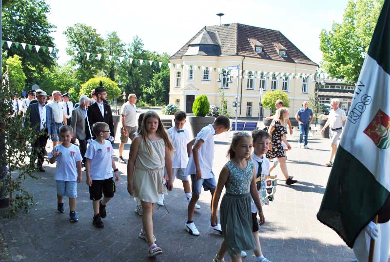 Ehrungen und Kranznierlegung Ehrenmal Schermbeck