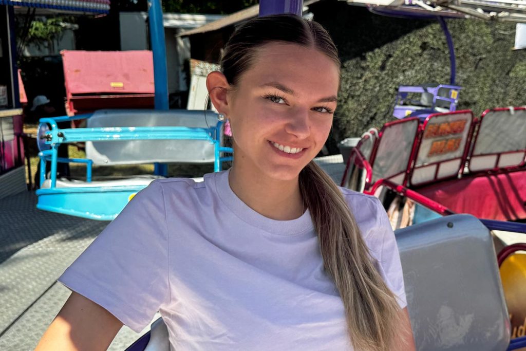 Die 18-jährige Juniorchefin Emy Deinert sitzt im Kassenhäuschen des Hula-Hoop auf der Kirmes in Altschermbeck. Foto: Petra Bosse