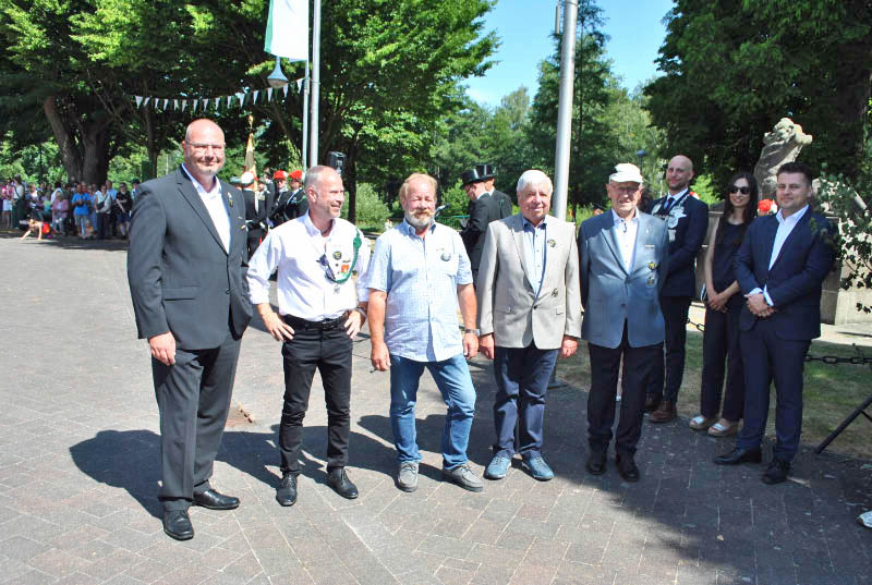 Ehrungen und Kranznierlegung Ehrenmal Schermbeck