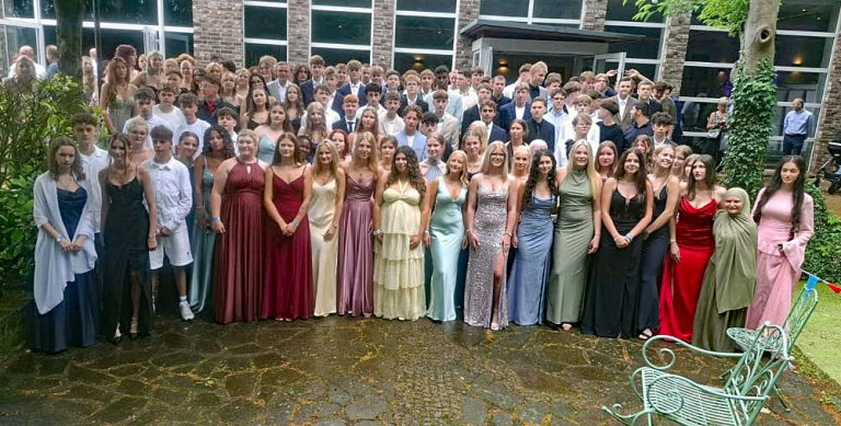 Gruppenfoto des Abschlussjahrgangs 10 der Gesamtschule Schermbeck bei der Entlassfeier 2026.