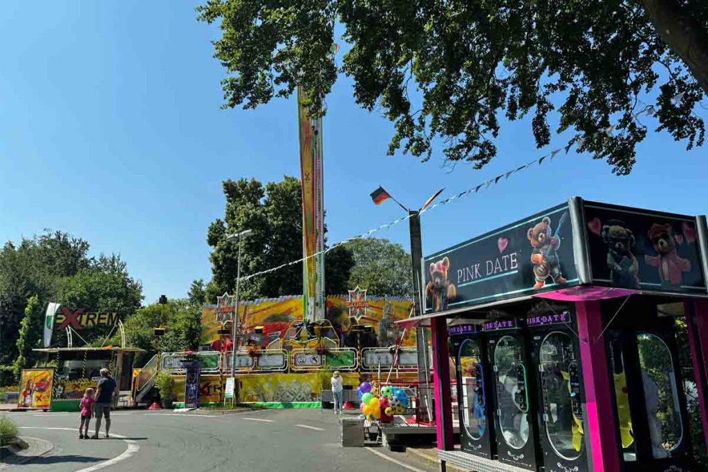 Das EXtrem bringt Tempo auf die Kirmes in Altschermbeck. In bis zu 42 Metern Höhe erreichen die Fahrgäste Geschwindigkeiten von bis zu 120 Kilometern pro Stunde. Foto: Petra Bosse