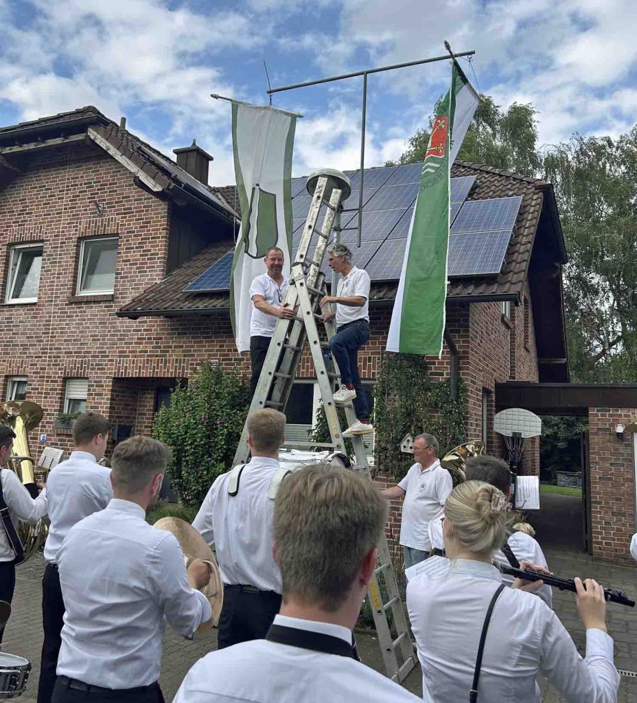 Einen ersten Vorgeschmack habe es bereits am vergangenen Sonntag beim traditionellen Fahnenaufhängen gegeben. Die Tour durch Schermbeck habe bei ihm im Garten begonnen. „Das war ein toller Auftakt“, sagte Rexforth.
