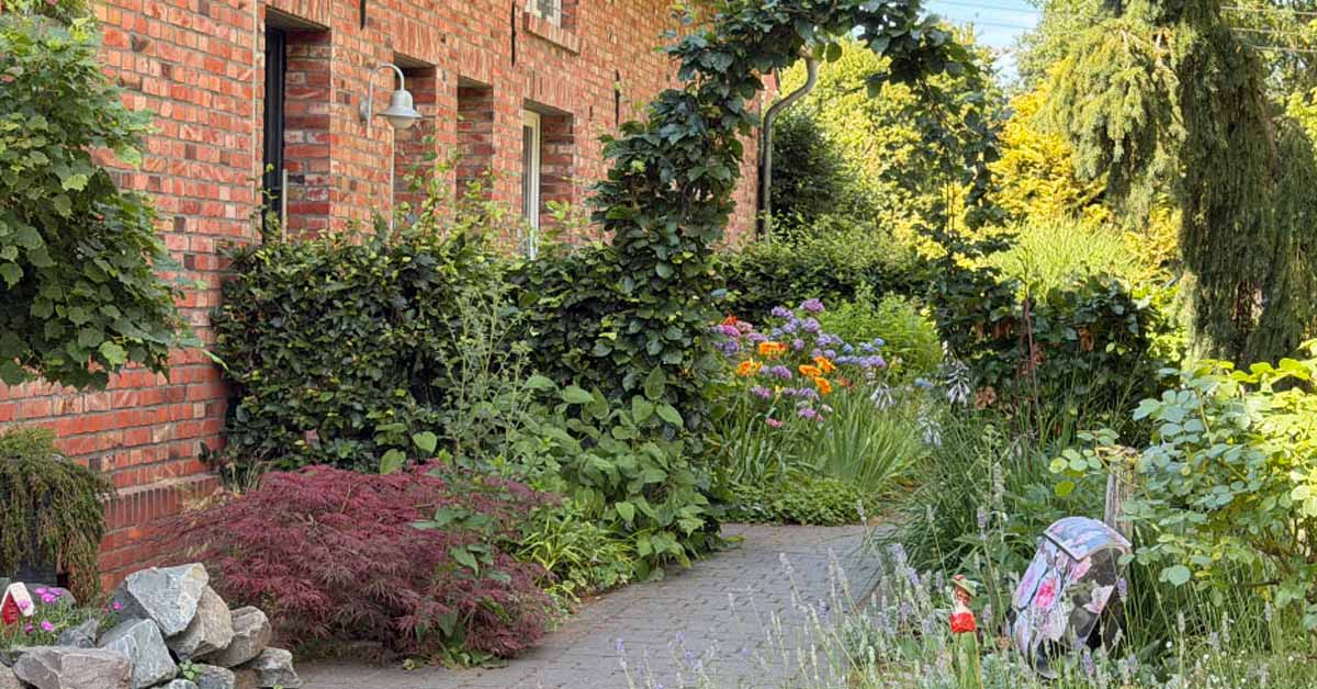Gartenblicke bei Paus in Schermbeck mit Bauerngarten, Stauden, Rosen und historischem Gutshof am Vossenbergweg.
