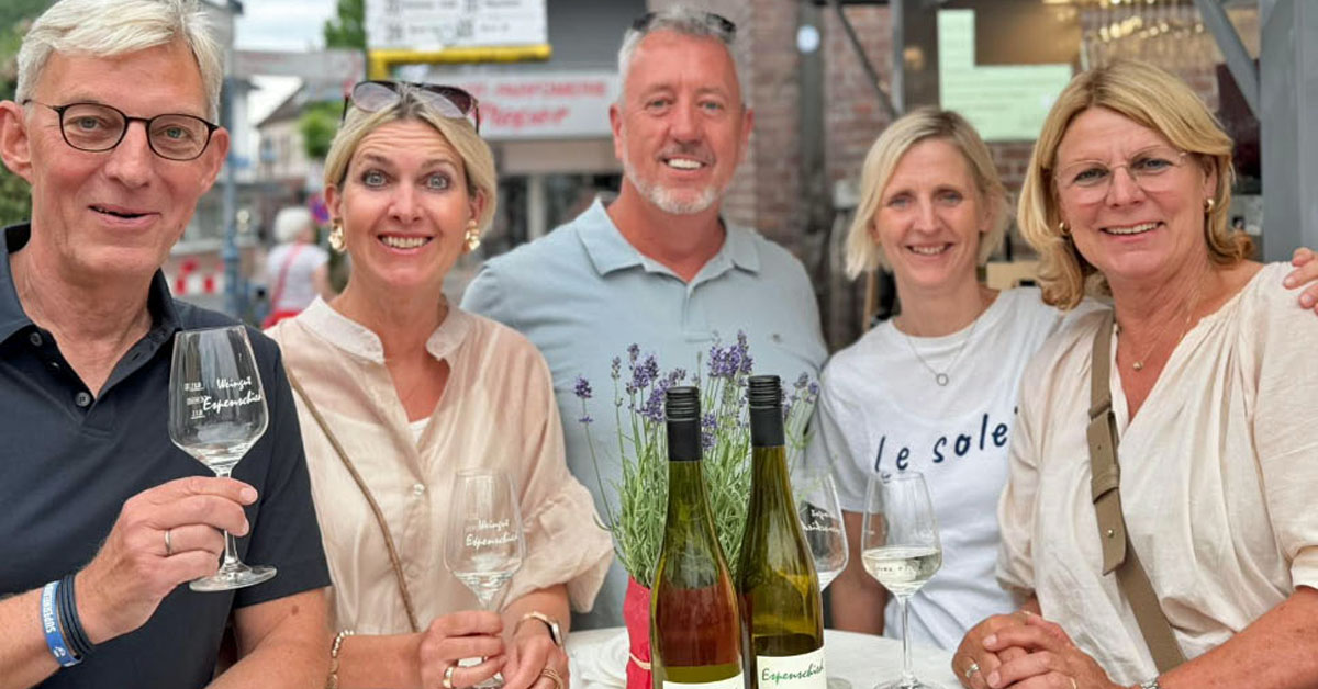 In geselliger Runde genossen die Besucher beim Weinfest den Sommerabend und probierten die Weine der drei angereisten Winzer.