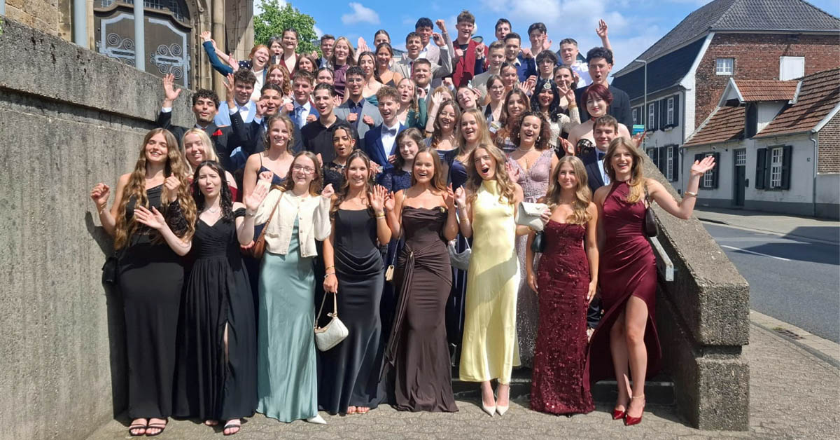 Abiturientinnen und Abiturienten der Gesamtschule Schermbeck nach ihrer Verabschiedung in der St.-Ludgerus-Kirche