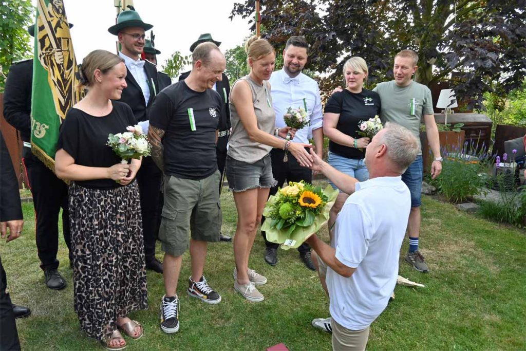 Bürgermeister Mike Rexforth gratuliert dem neuen Königspaar in Altschermbeck