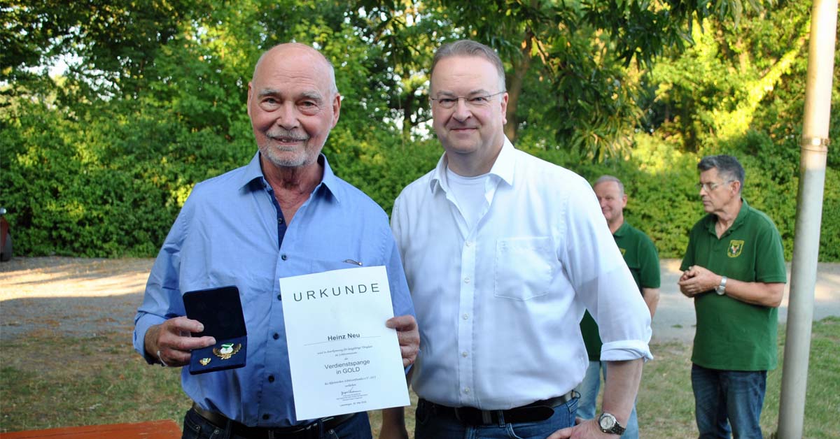 Heinz Neu bei der Ehrung durch den Schützenverein Damm