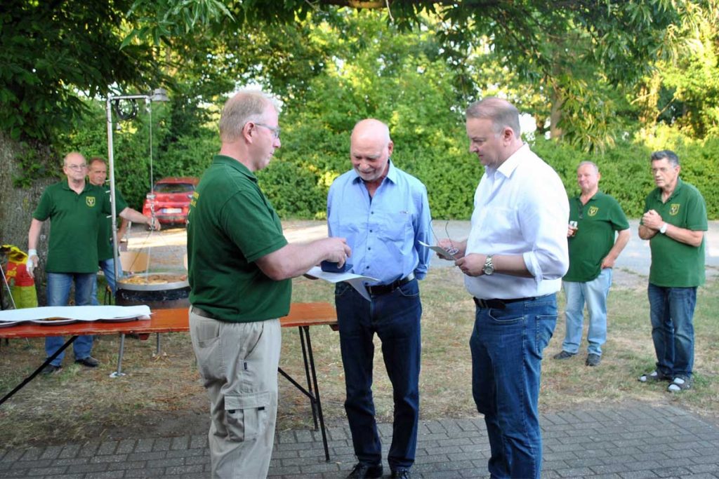 Heinz Neu wird für 37 Jahre Scheibenbau und sein Engagement beim Schützenverein Damm geehrt.