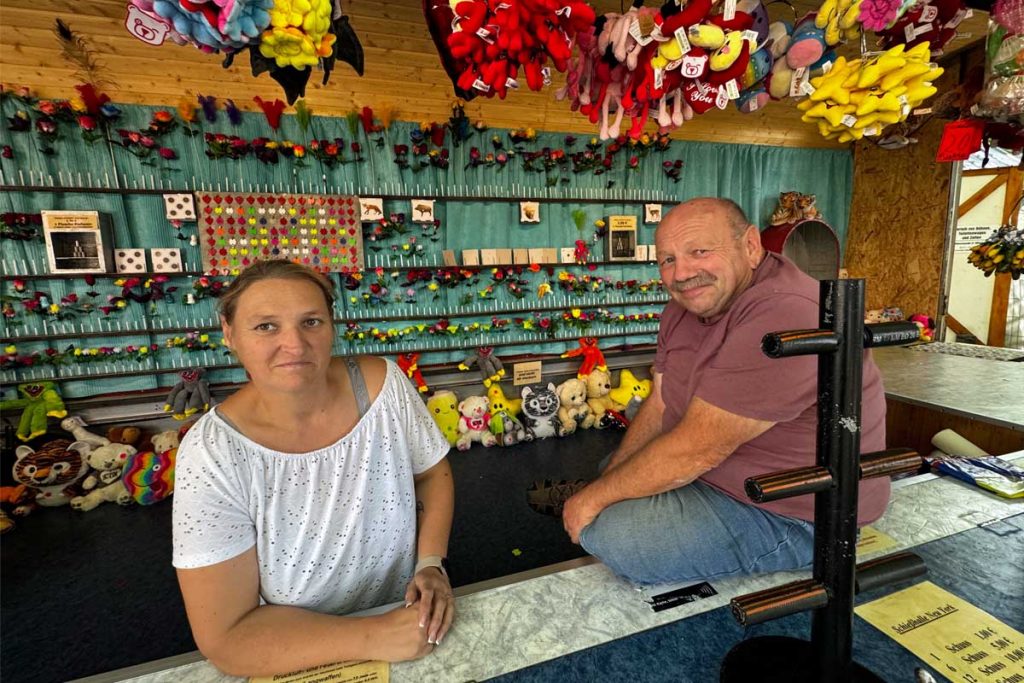 Jürgen Karraas und Mareike an der Schießbude in Altschermbeck Kirmes 2026