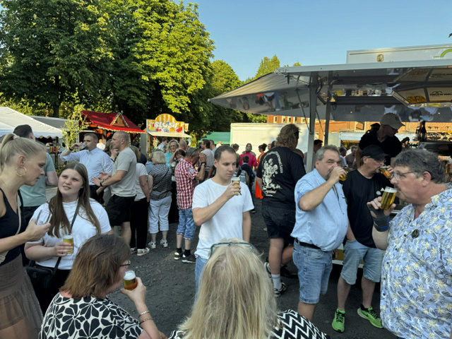 Viele Besucher kurz nach der Eröffnung

Noch bevor später der traditionelle Throntanz und die Party im Festzelt beginnen, herrschte rund um die Stände vor dem Zelt bereits reger Betrieb. Zahlreiche Schützen und Besucher trafen Freunde und Bekannte und stimmten sich auf das lange Festwochenende ein.