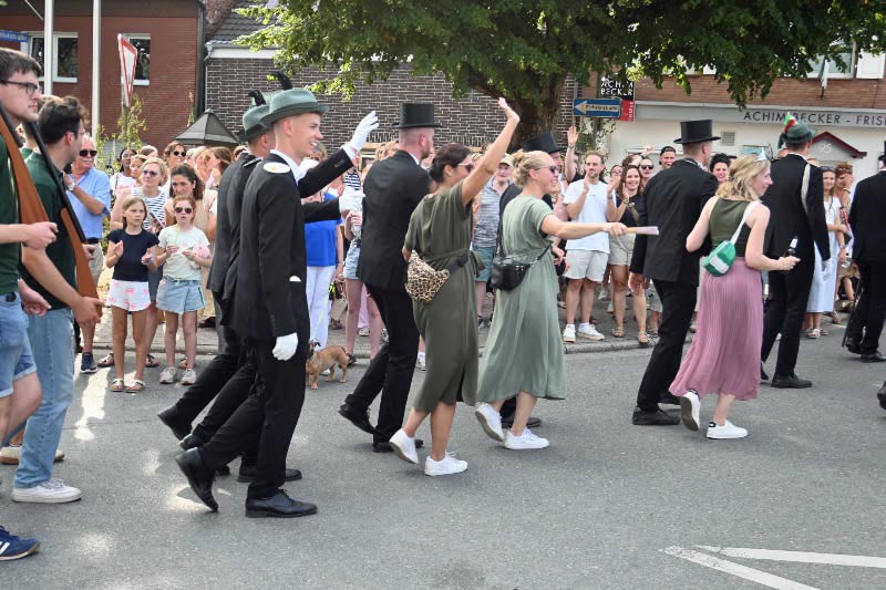 Nico Höller und Corinna Graf bei der Parade am Montag in Altschermbeck