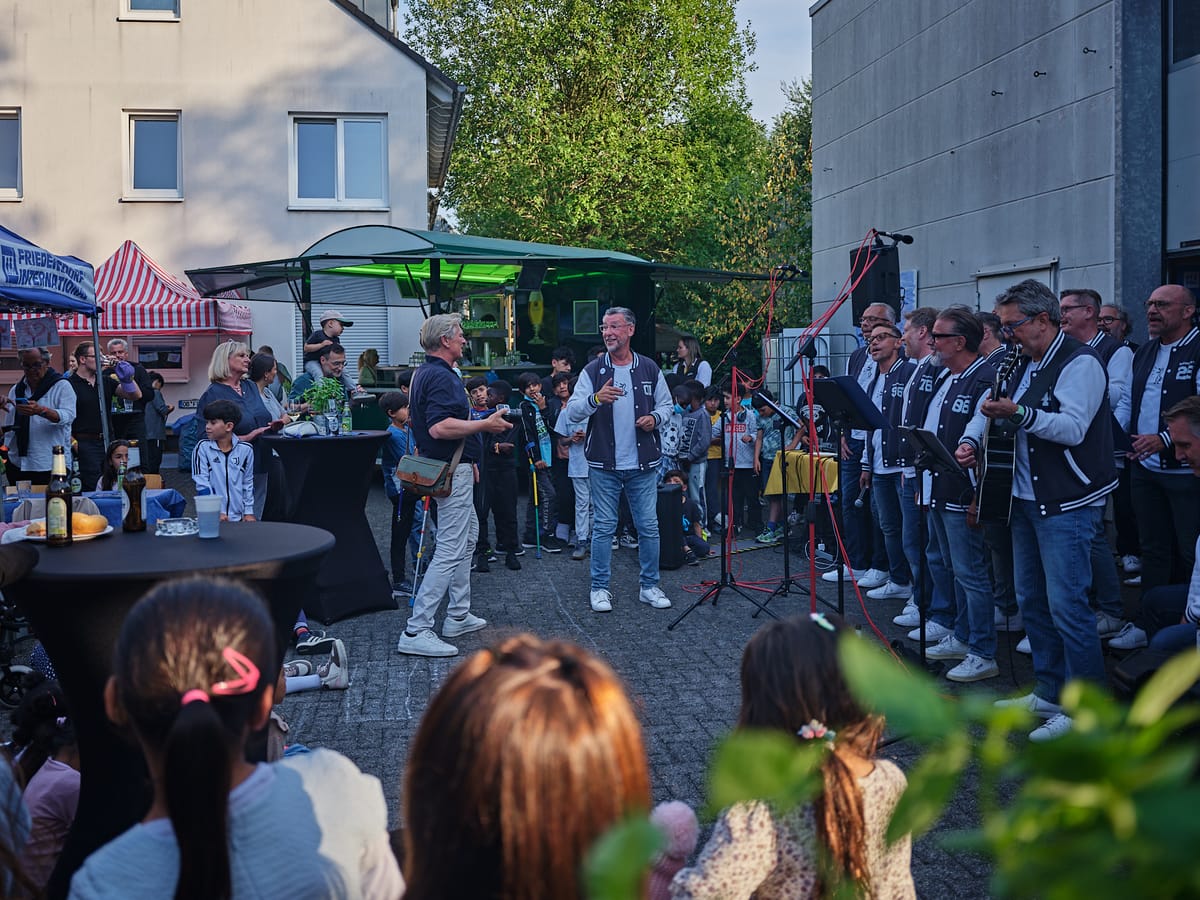 Gäste und Musiker beim Rahmenprogramm im Friedensdorf International
