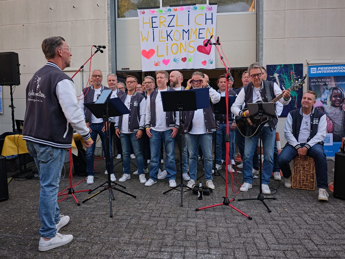 Willkommensplakat für Lions-Gäste und Chor beim Besuch im Friedensdorf International
