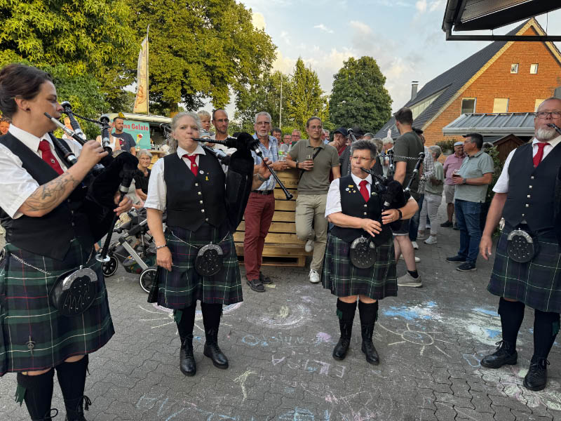 McBricht Pipes & Drums und die Erler Jäger bei Raesfeld in Sommerlaune
