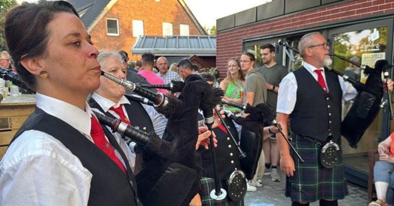 McBricht Pipes & Drums und die Erler Jäger bei Raesfeld in Sommerlaune