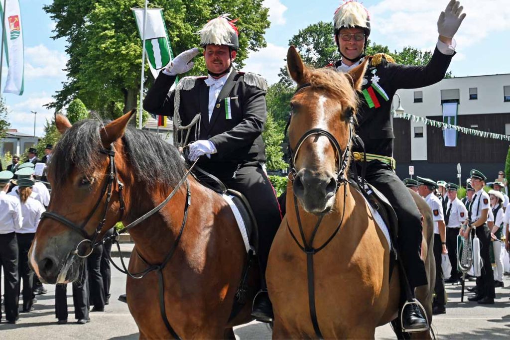 Am Sonntag noch gemeinsam bei der Parade auf dem Pferd: Oberst Ralf Schlebusch, der seinen Rücktritt angekündigt hat, und Major Nico Höller, der einen Tag später Schützenkönig wurde.