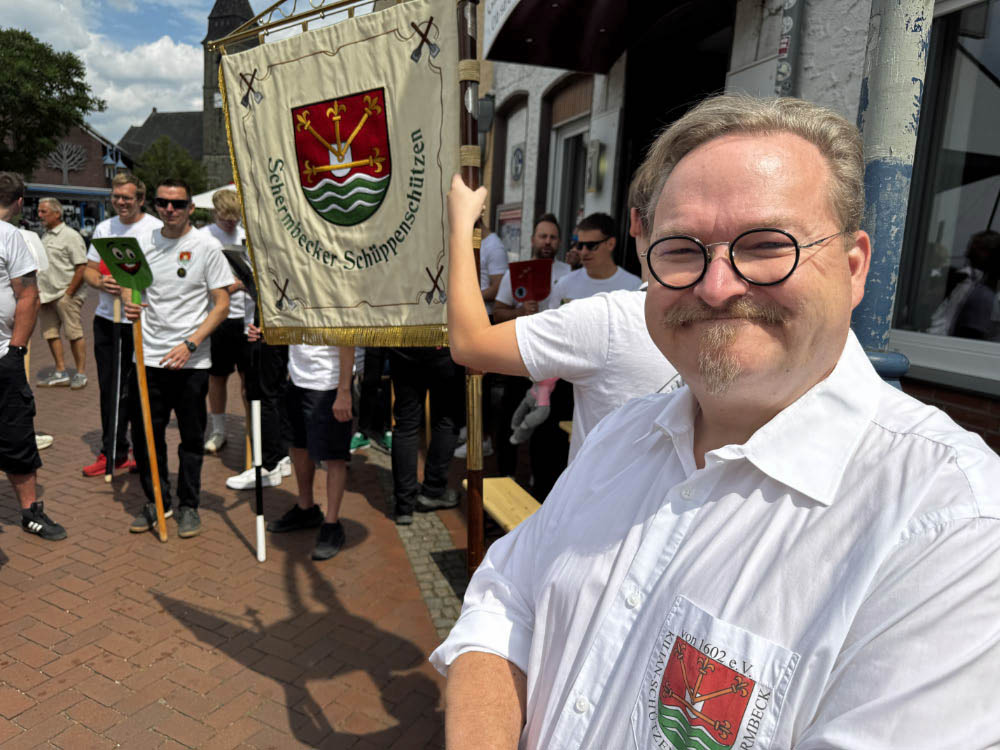 Oberst der Schüppenschützen Christian Hötting führte die Parade an