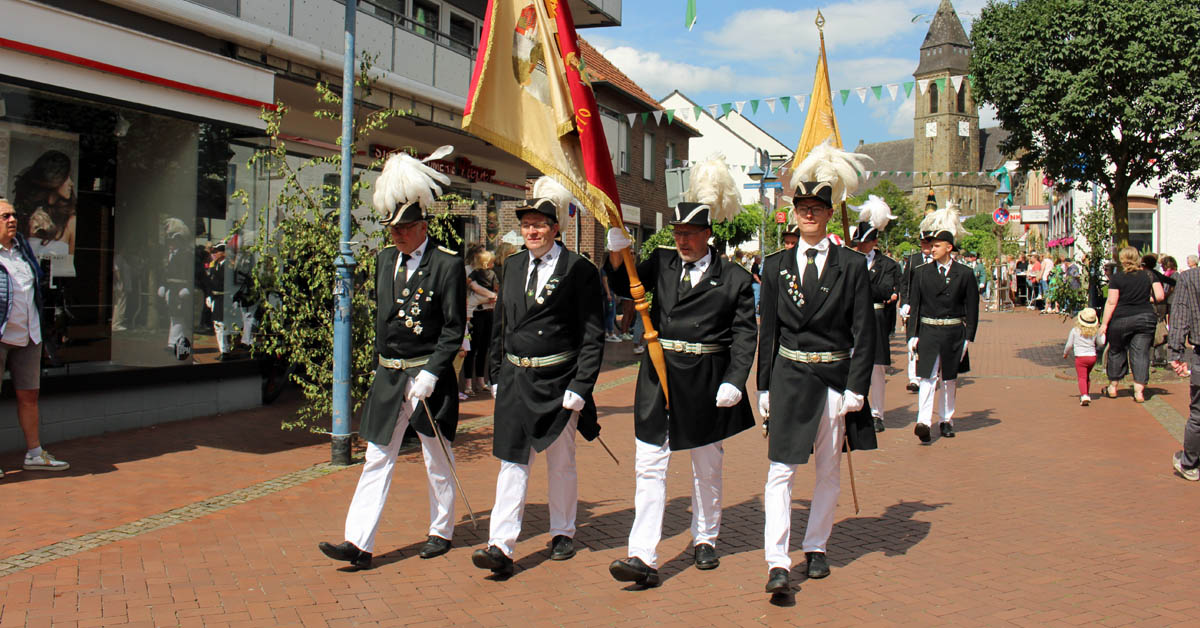 Schützenfest Schermbeck - Parade Mittelstraße