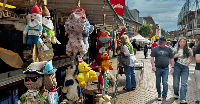 Sommi-Sonntag: Hollandmarkt füllt Schermbecks Ortskern trotz Regen
