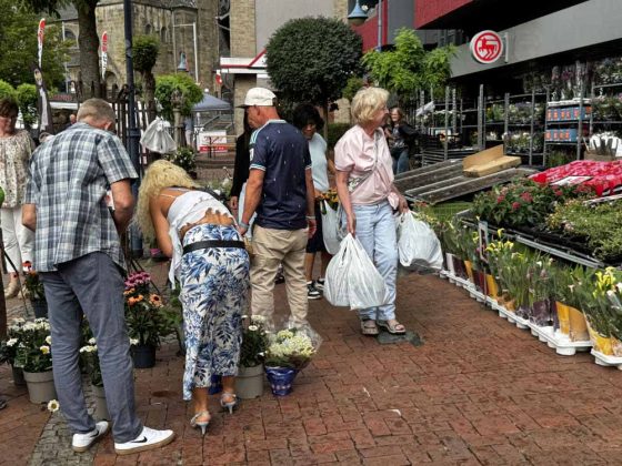 Sommi-Sonntag in Schermbeck: Hollandmarkt, Weinfest und Livemusik lockten trotz kurzer Schauer viele Besucher in den Ortskern.