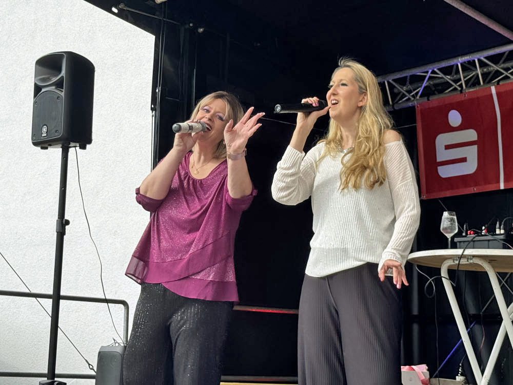 Sommi-Sonntag in Schermbeck: Hollandmarkt, Weinfest und Livemusik lockten trotz kurzer Schauer viele Besucher in den Ortskern.