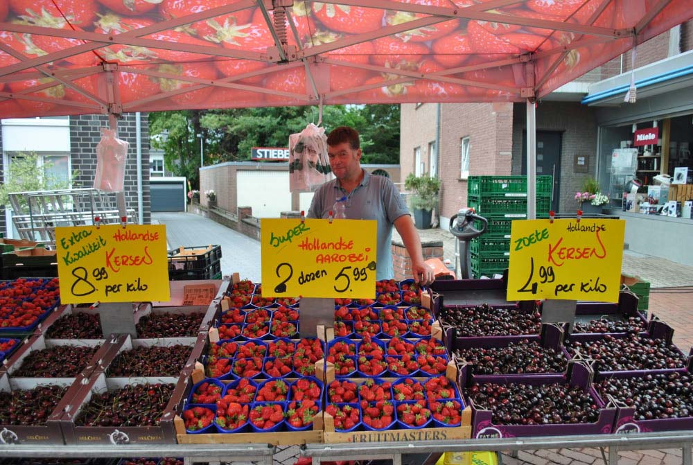 Sommi-Sonntag in Schermbeck: Hollandmarkt, Weinfest und Livemusik lockten trotz kurzer Schauer viele Besucher in den Ortskern.