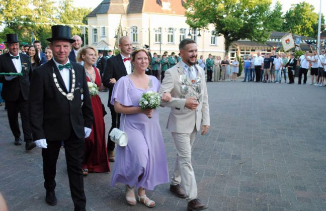 K&ouml;nigin und Sch&uuml;tzen beim Ehrenmal