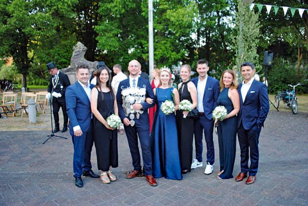 Gruppenfoto mit G&auml;sten beim Sch&uuml;tzenfest Schermbeck