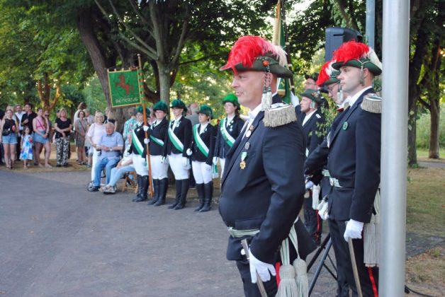 Sch&uuml;tzen verfolgen die Zeremonie am Ehrenmal
