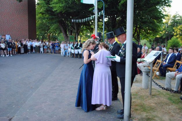 K&ouml;nigspaar und Hofstaat bei der Kr&ouml;nung