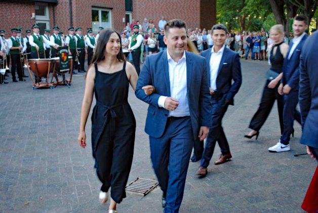 Hofstaat auf dem Weg zum Ehrenmal