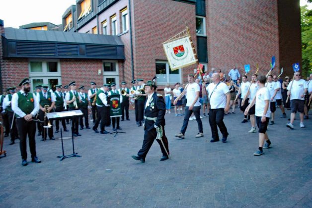 Musiker und Sch&uuml;tzen beim Festzug