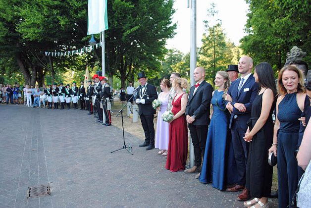 Hofstaat vor der Kr&ouml;nung am Ehrenmal