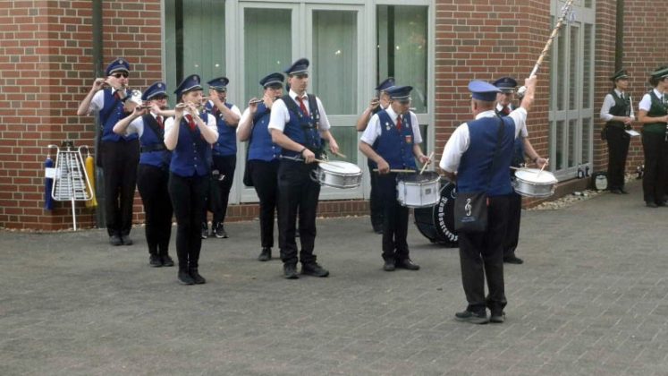 Sch&uuml;tzen beim Antreten zur Kr&ouml;nung