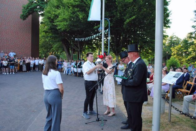 Einf&uuml;hrung des K&ouml;nigspaares am Ehrenmal
