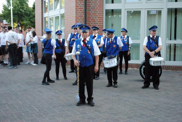 Spielmannszug beim Antreten am Ehrenmal