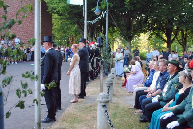 Besucher verfolgen die Einf&uuml;hrung des neuen K&ouml;nigspaares am Ehrenmal