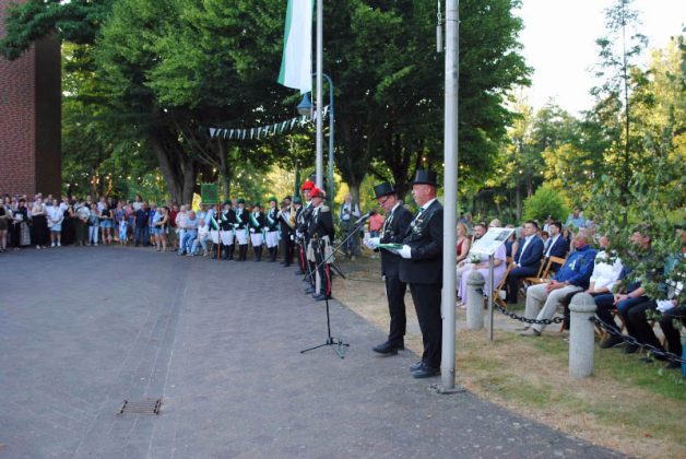 Festgesellschaft am Ehrenmal der Kilian-Sch&uuml;tzengilde Schermbeck