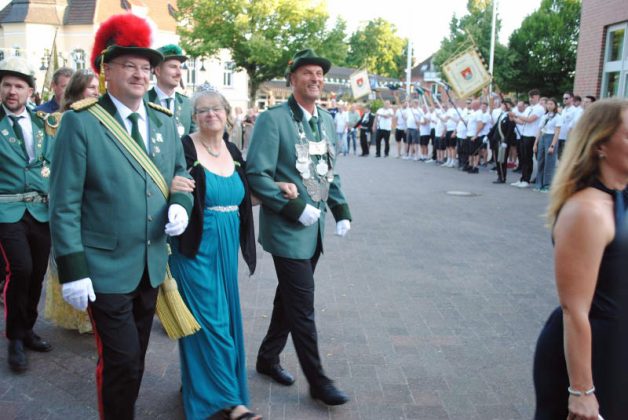 Neues K&ouml;nigspaar und Sch&uuml;tzen beim Ehrenmal