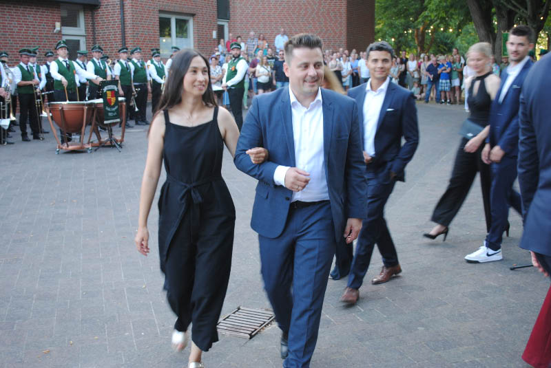 Hofstaat und Gäste ziehen zur Einführung des neuen Königspaares