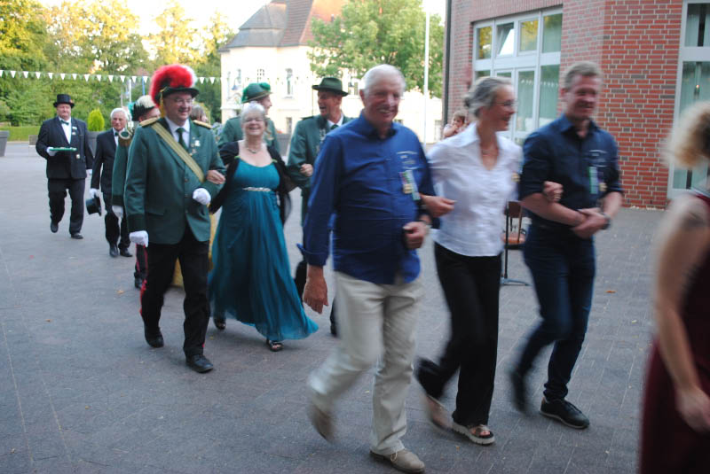 Königspaar, Hofstaat und Gastvereine beim Rückmarsch nach der Krönung