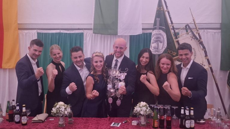 Thomas Heiermann und Veronika Seibel mit dem neuen Hofstaat der Kilian-Schützengilde Schermbeck